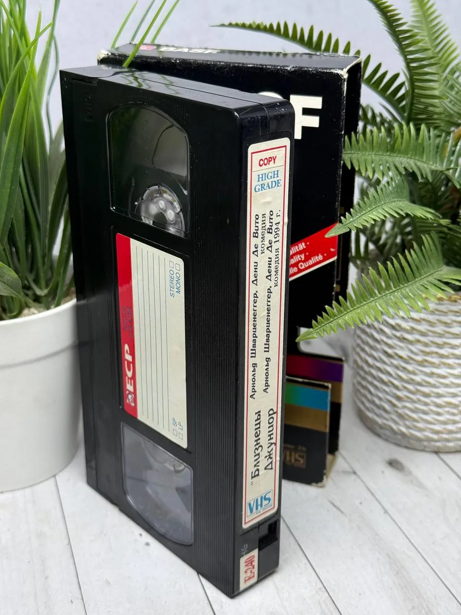 VHS кассета Близнецы + Джуниор ( Арнольд Шварцнеггер)